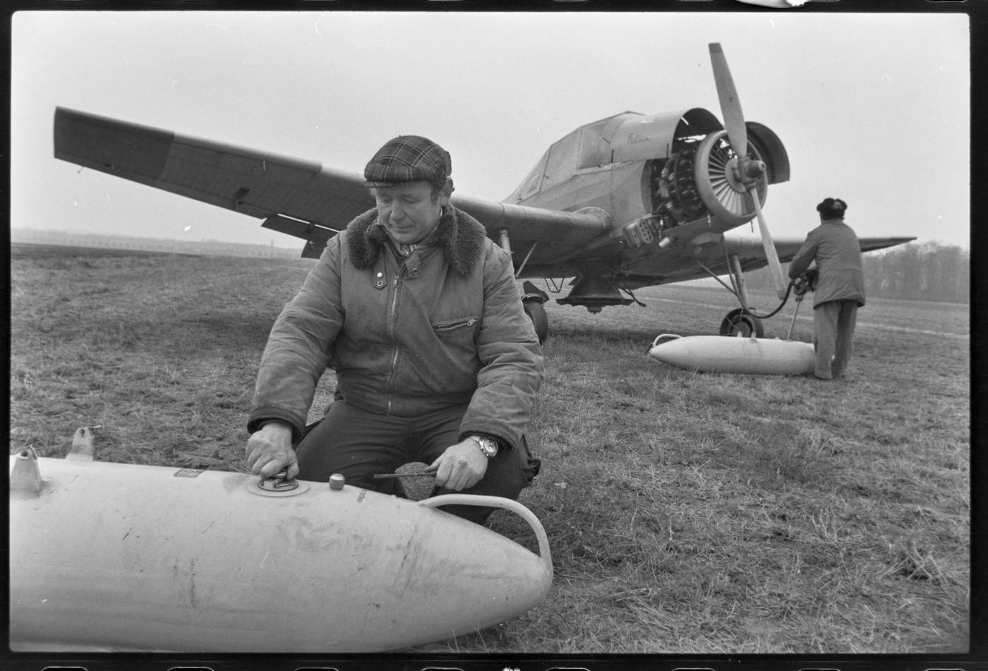 Dobový popisek k fotografii ČTK z roku 1984: Na polích JZD Jaslo Blučina na Brněnsku pracuje nyní jedna z posádek brněnského závodu 05-Slovairu, která má se zemědělským letounem Z-37 Čmelák rozmetat hnojivo na celkové rozloze 1200 hektarů. Při dobrém počasí přihnojí denně až 350 ha ozimé pšenice, což značně přispěje k urychlení jarních prací a dodržení agrochemických lhůt. Mechanik Michal Zpěvák připravuje nádrž k čerpání pohonných hmot.