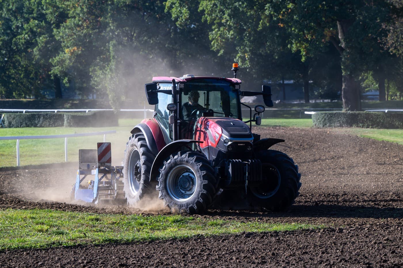 Příprava dostihové dráhy na pardubickém závodišti před Velkou pardubickou Příprava dostihové dráhy na pardubickém závodišti před Velkou pardubickou