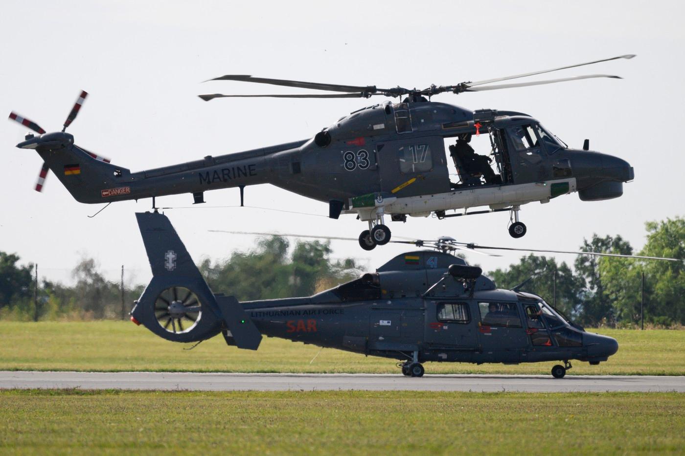 Mezinárodní cvičení vrtulníkových posádek Galileo SAR Meet 2025, které je zaměřené na koordinaci leteckých záchranných operací v náročném terénu a podmínkách, 5. srpna 2025, Praha. Na snímku nahoře je německý vrtulník Sea Lynx MK88 a dole litevský vrtulník AS-365 Dauphin.