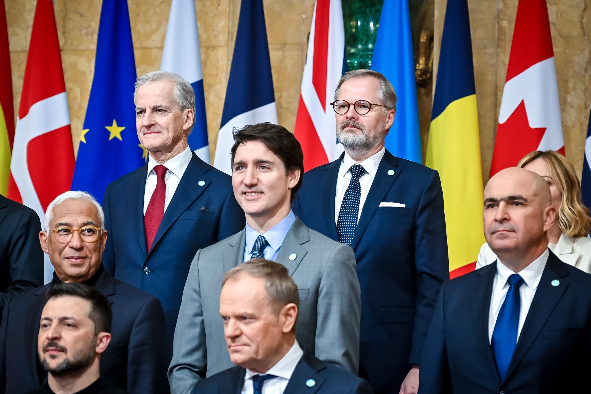 Český premiér Petr Fiala (nahoře vpravo) pózuje s ostatními státníky pro fotografy na summitu o Ukrajině svolaném britským premiérem Keirem Starmerem, 2. března 2025, Londýn. Dole vlevo je ukrajinský prezident Volodymyr Zelenskyj.