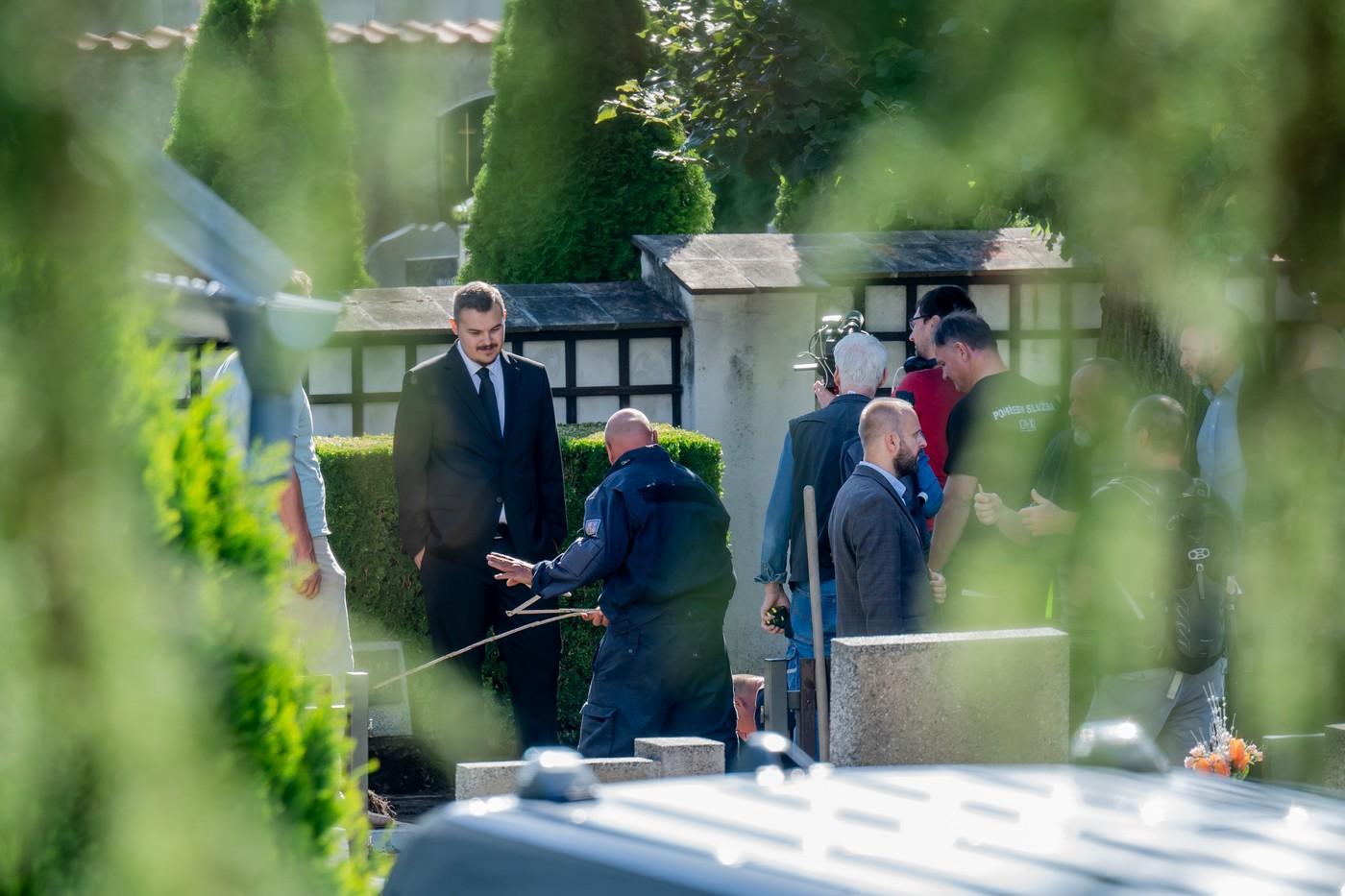 Na hřbitově v Lánech odborníci exhumují z rodinné hrobky ostatky někdejšího ministra zahraničí Jana Masaryka, 2. září 2026 Na hřbitově v Lánech odborníci exhumují z rodinné hrobky ostatky někdejšího ministra zahraničí Jana Masaryka, 2. září 2026