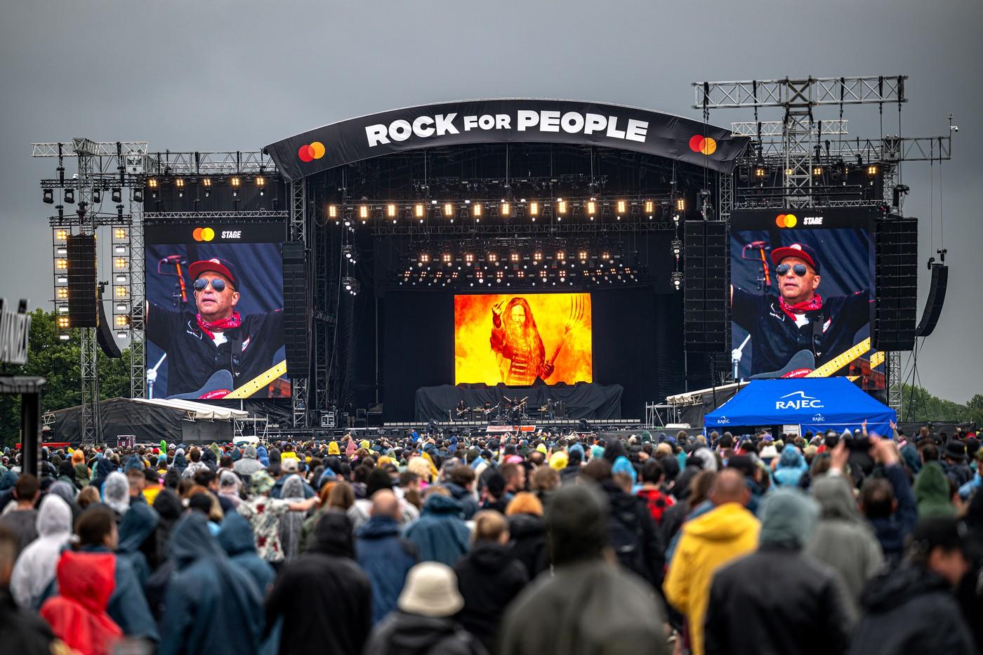 Kytarista Tom Morello z USA na hudebním festivalu Rock for People. Kytarista Tom Morello z USA na hudebním festivalu Rock for People.