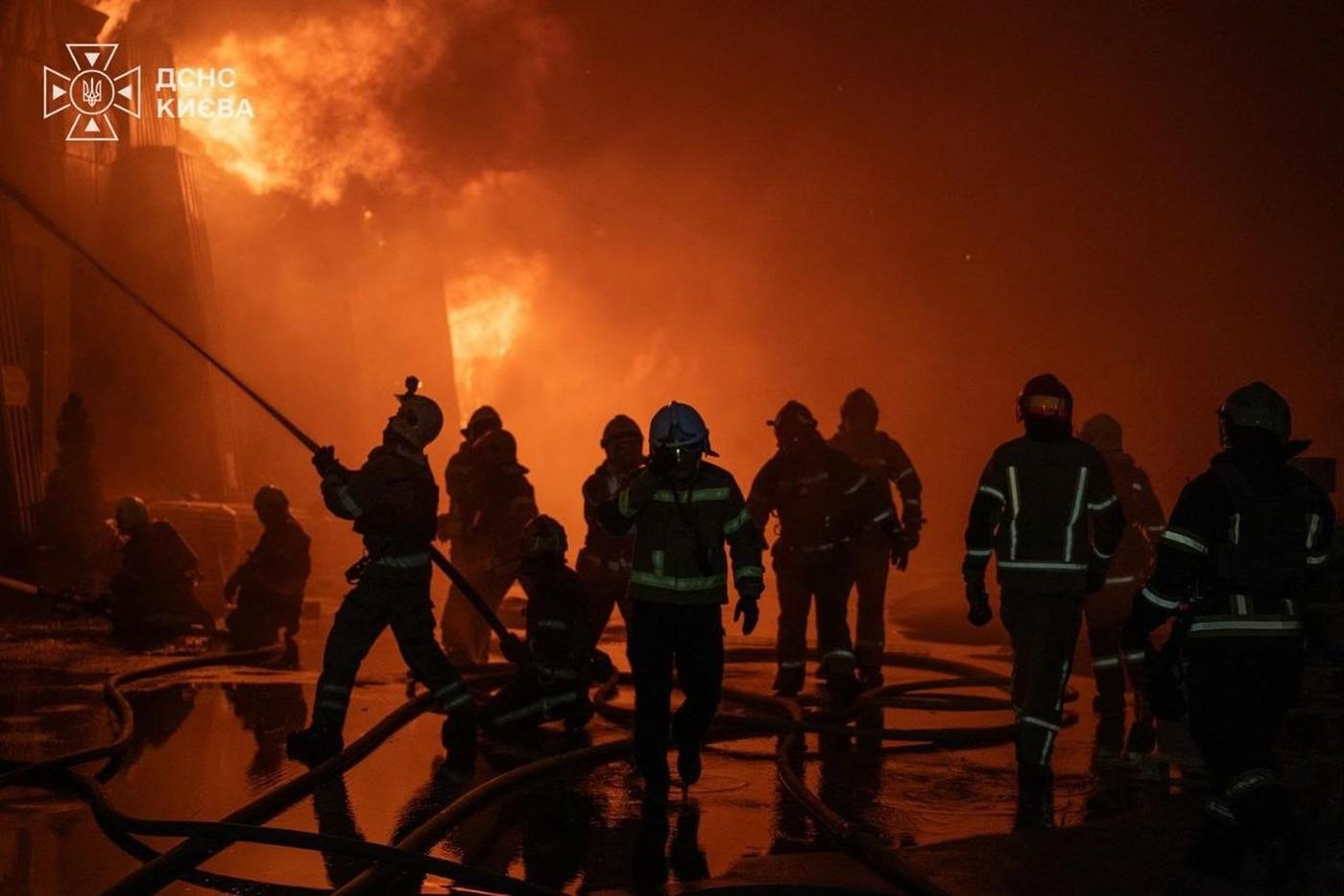 hasiči hasící požár po ruském útoku, Ukrajina hasiči hasící požár po ruském útoku, Ukrajina
