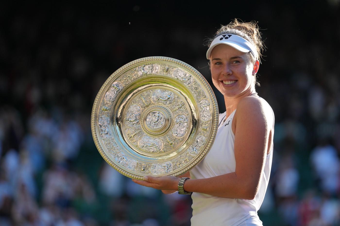 Linda Nosková pózuje s trofejí po vítězství nad Karolínou Muchovou ve finále ženské dvouhry na tenisovém turnaji ve Wimbledonu
