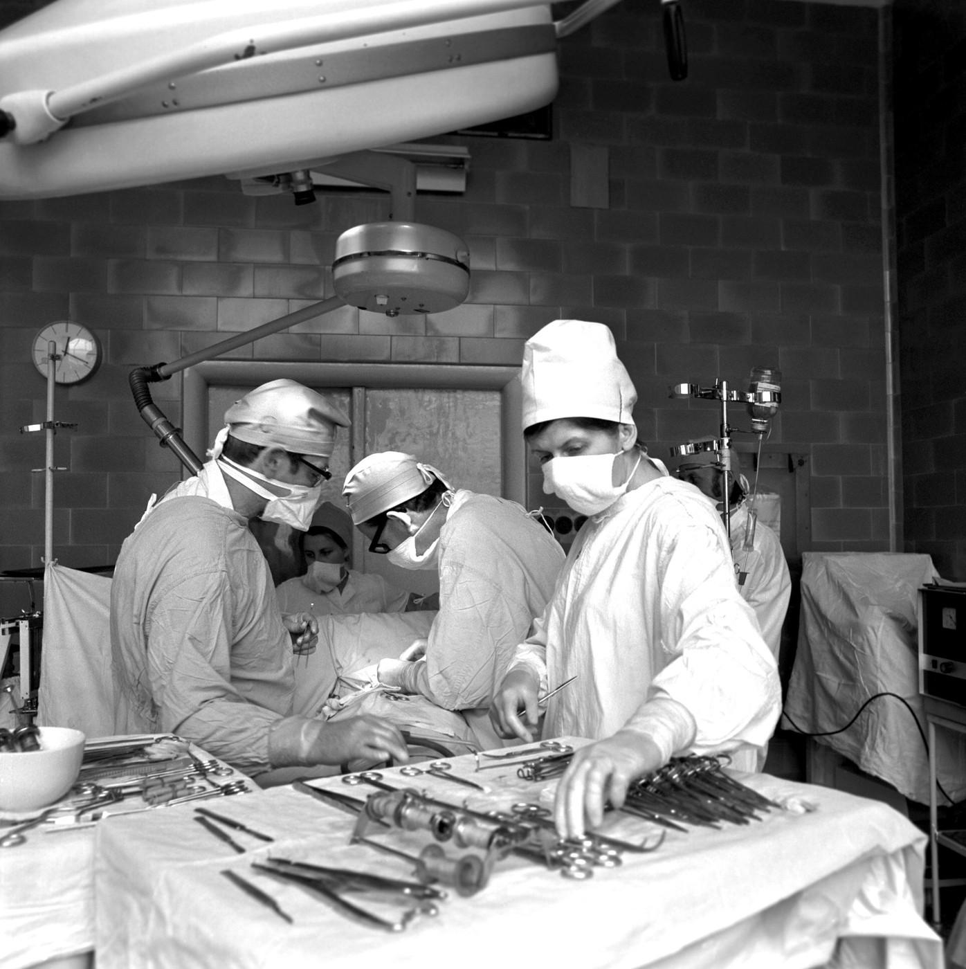 Úspěšná transplantace ledviny se podařila týmu lékařů I.chirurgické kliniky fakultní nemocnice v Plzni, vedené přednostou prof. MUDr. Alešem Podzimkem, CSc. Pohled do operačního sálu I. chirurgické kliniky fakultní nemocnice v Plzni, kde se uskutečnila první transplantace ledviny Úspěšná transplantace ledviny se podařila týmu lékařů I.chirurgické kliniky fakultní nemocnice v Plzni, vedené přednostou prof. MUDr. Alešem Podzimkem, CSc. Pohled do operačního sálu I. chirurgické kliniky fakultní nemocnice v Plzni, kde se uskutečnila první transplantace ledviny