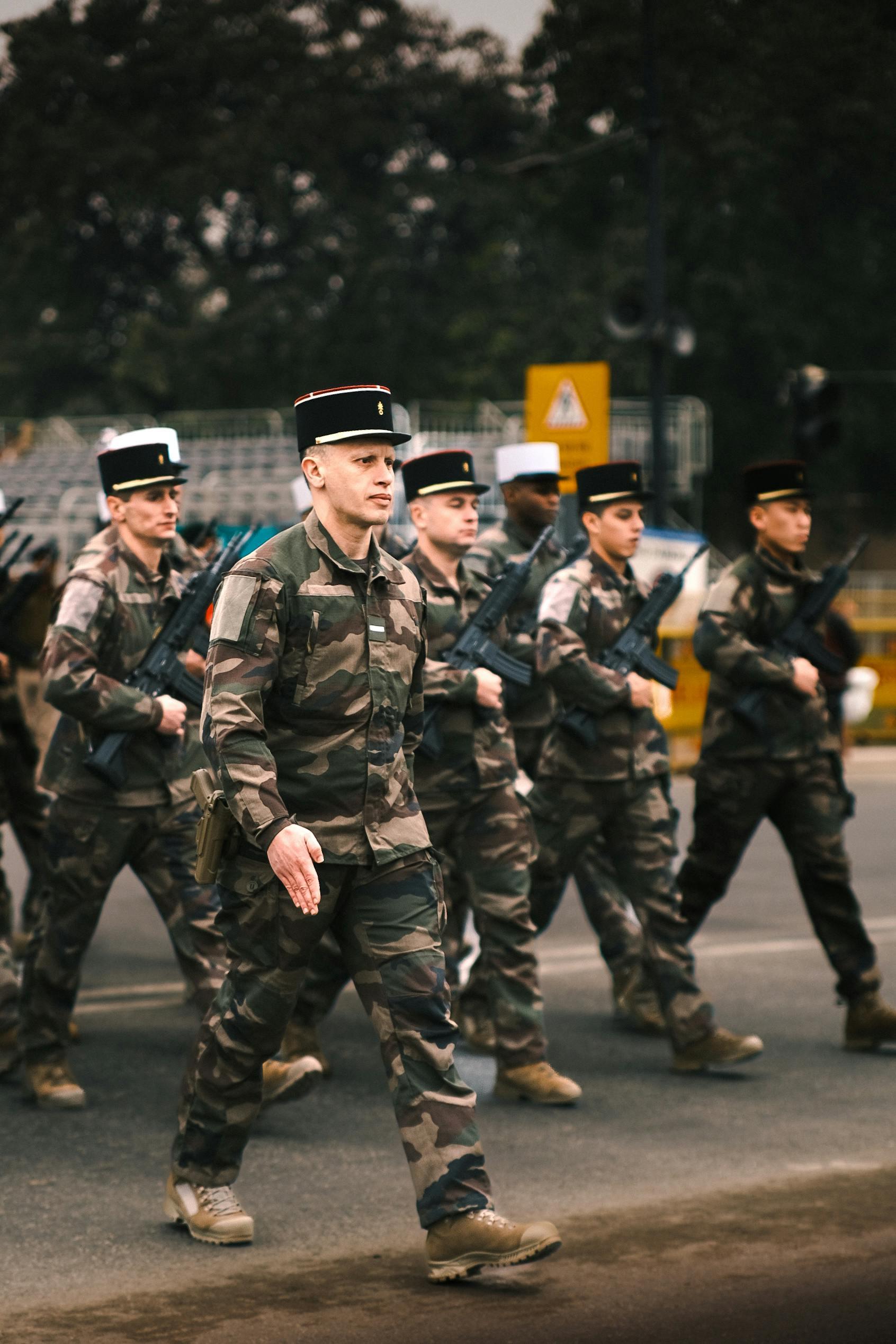 Francouzští vojáci na přehlídce