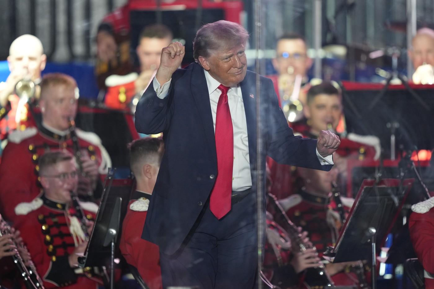 Prezident Donald Trump tančí po svém projevu při zahájení veletrhu Great American State Fair na National Mall