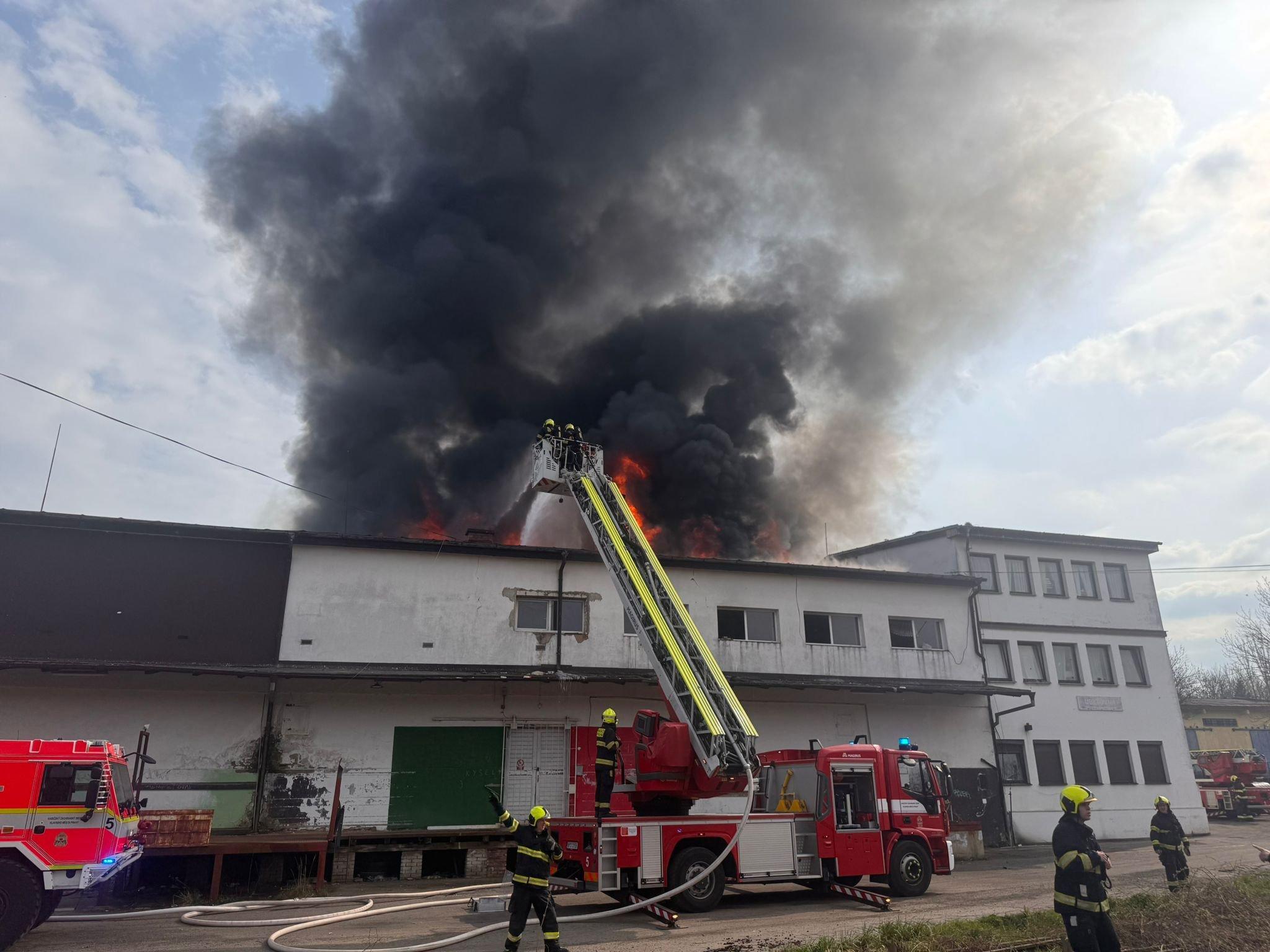 V Praze na Žižkově hoří střecha ubytovny, hasiči vyhlásili druhý ze čtyř stupňů požárního poplachu.