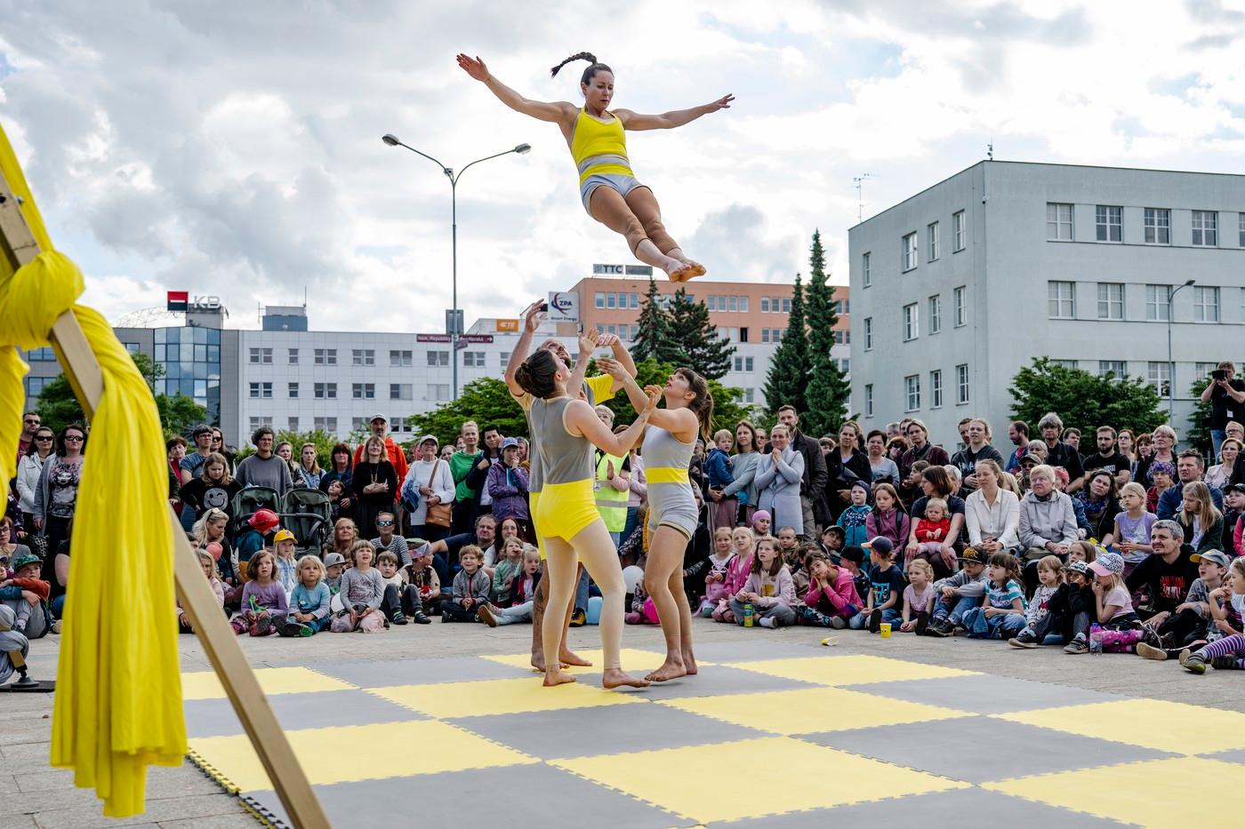 Mezinárodní festival nového cirkusu Cirk-Uff, 30. května 2025, Trutnov. Soubor LaClara a kol..
