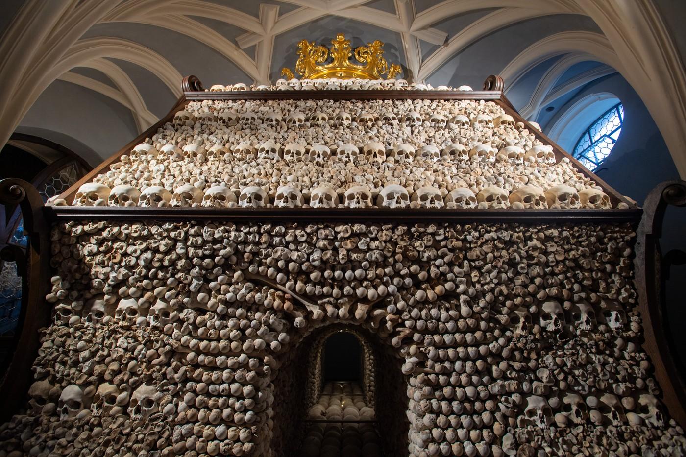 Kostel Všech svatých s kostnicí, 13. června 2024, Kutná Hora. Sestavená pyramida z lidských kostí, kterou odborníci před lety rozebrali kvůli opravě statiky kostela.