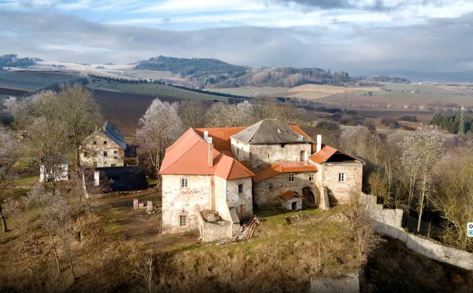 Strážov - Studenti stavitelství ZČU zachraňují zchátralý hrad Opálka na Klatovsku. Zpracují plány obnovy pro majitelku kulturní památky. Podporují je památkáři. ČTK Strážov - Studenti stavitelství ZČU zachraňují zchátralý hrad Opálka na Klatovsku. Zpracují plány obnovy pro majitelku kulturní památky. Podporují je památkáři. ČTK