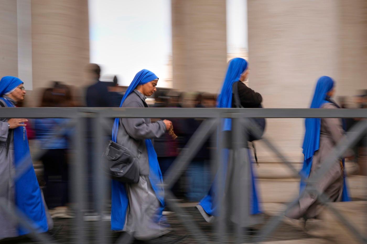 Řádové sestry se přišly rozloučit s papežem Františkem