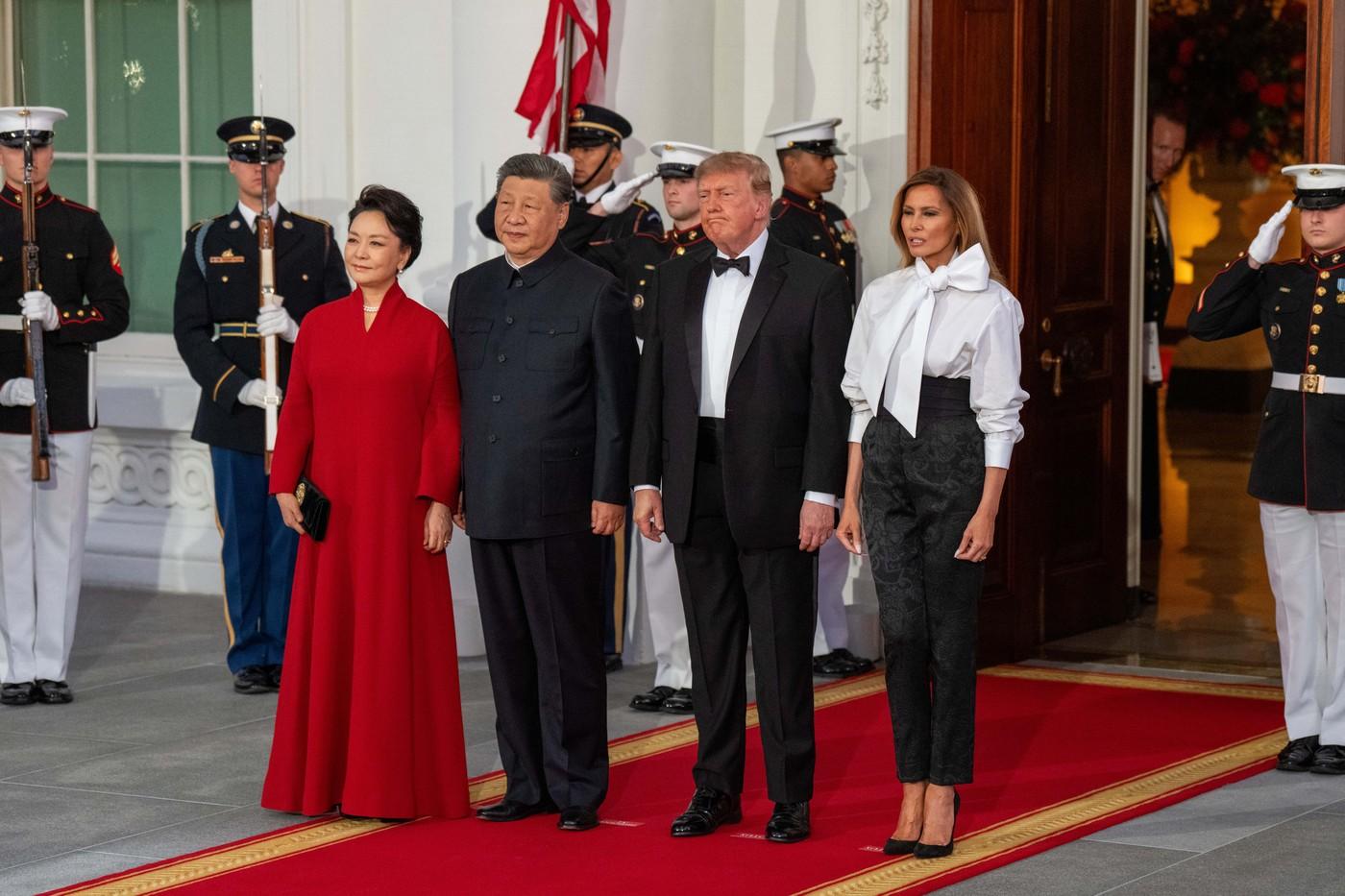 Prezident DONALD TRUMP a první dáma MELANIA TRUMP přivítali čínského prezidenta XI JINPINGA a jeho manželku PENG LIYUAN v Bílém domě na státní večeři ve Washingtonu, D.C.