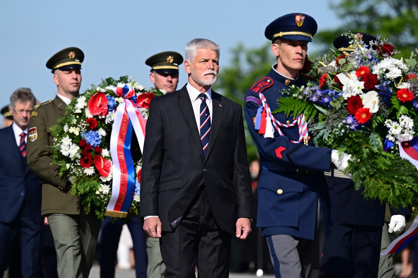 Prezident Petr Pavel (uprostřed) při pietním aktu k 80. výročí konce druhé světové války, 8. května 2025, Národní památník na Vítkově Prezident Petr Pavel (uprostřed) při pietním aktu k 80. výročí konce druhé světové války, 8. května 2025, Národní památník na Vítkově