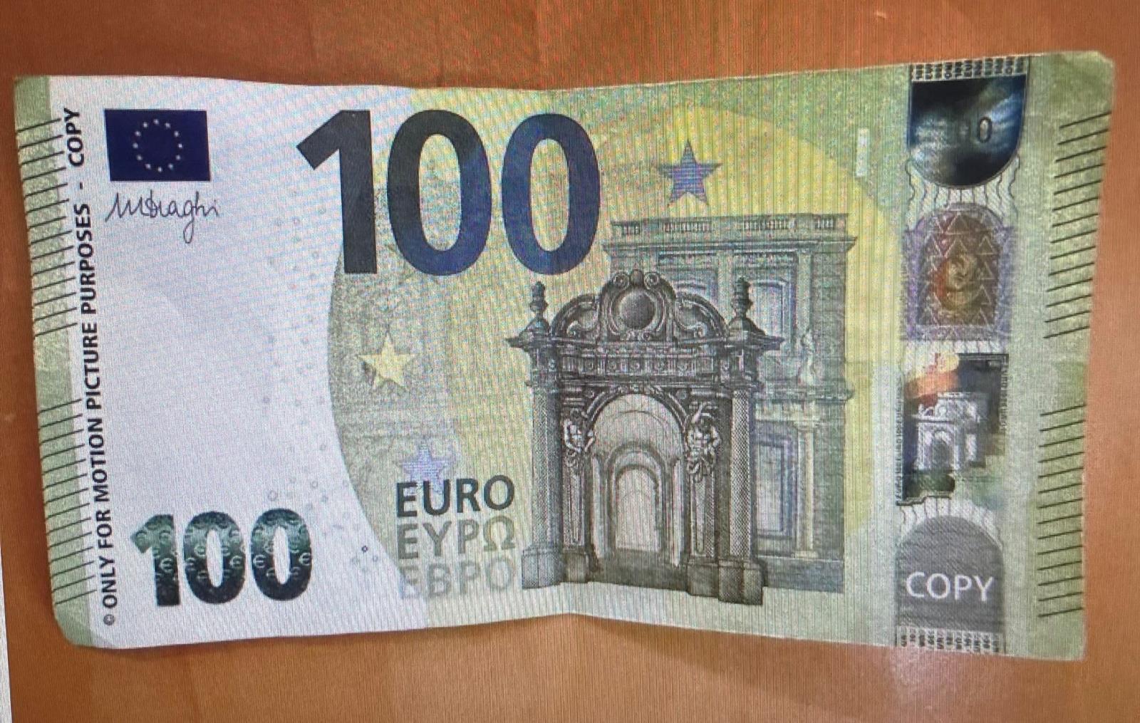 Policie v Ústeckém kraji varuje před falešnými bankovkami v hodnotě 100 eur (na snímku je jedna ze zadržených padělaných bankovek), v krátké době se na Ústecku objevilo v oběhu několik takových padělků. Policie v Ústeckém kraji varuje před falešnými bankovkami v hodnotě 100 eur (na snímku je jedna ze zadržených padělaných bankovek), v krátké době se na Ústecku objevilo v oběhu několik takových padělků.