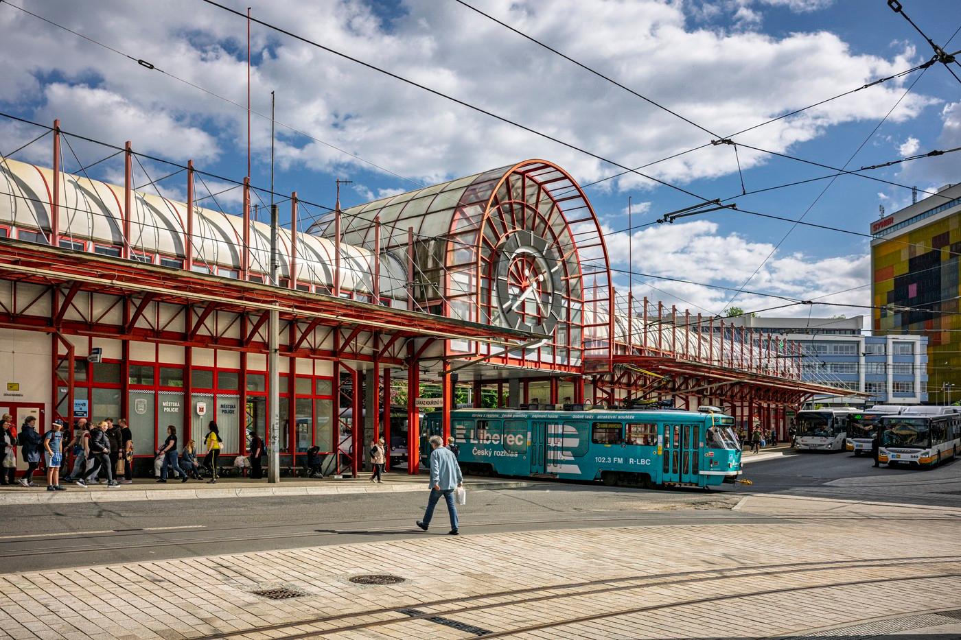 Atypická budova terminálu MHD, 30. května 2025, Liberec. Dopravní podnik připravuje modernizaci terminálu MHD za více než 40 miionů korun. Cílem je zejména snížení energetických nákladů a zlepšení komfortu pro pracovníky dopravního podniku i cestující.