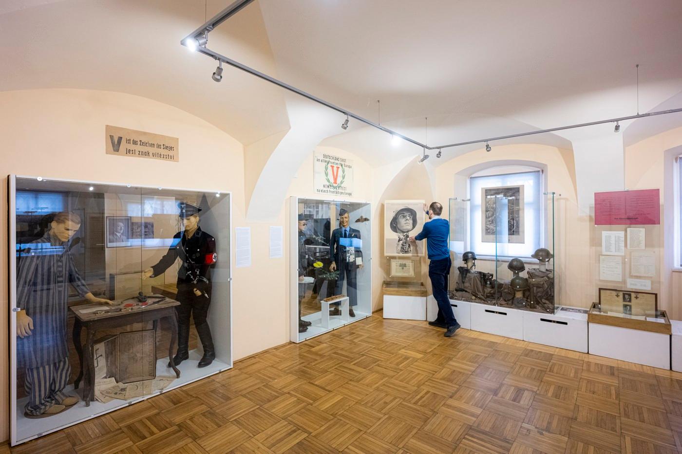 Výstava k 80. výročí konce 2. světové války založená na příbězích spojených s konkrétními originálními předměty z muzejních a soukromých sbírek.