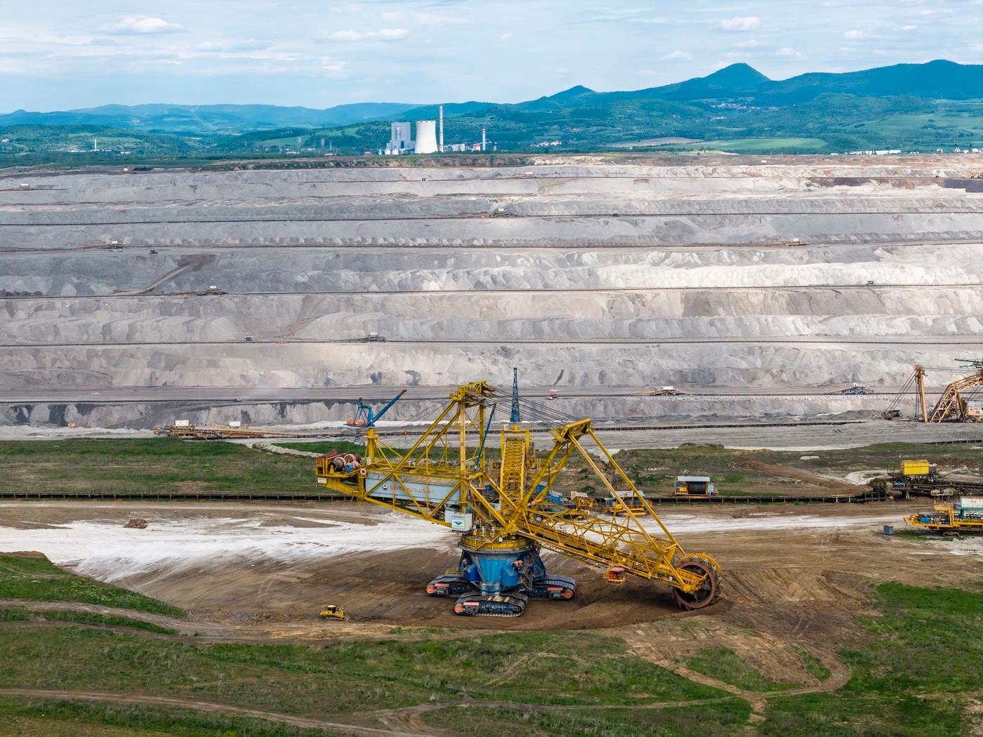 Hnědouhelný důl Bílina, 10. května 2025, Teplicko. Po jednání ministerstva životního prostředí se společností ČEZ by mohla být těžba na Dolech Bílina ukončena v roce 2033 namísto původního záměru do roku 2035, řekl ministr Petr Hladík (KDU-ČSL). Hnědouhelný důl Bílina, 10. května 2025, Teplicko. Po jednání ministerstva životního prostředí se společností ČEZ by mohla být těžba na Dolech Bílina ukončena v roce 2033 namísto původního záměru do roku 2035, řekl ministr Petr Hladík (KDU-ČSL).