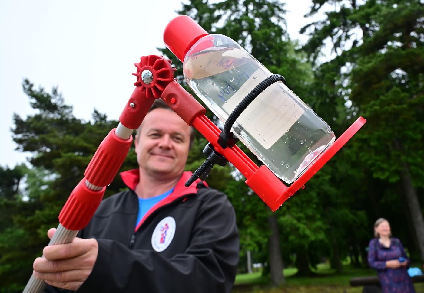 Hygienik a laborant Martin Kouda nabírá z rybníka Sykovec vzorky vody do speciálních láhví, 16. června 2025 Tři Studně, Žďársko.