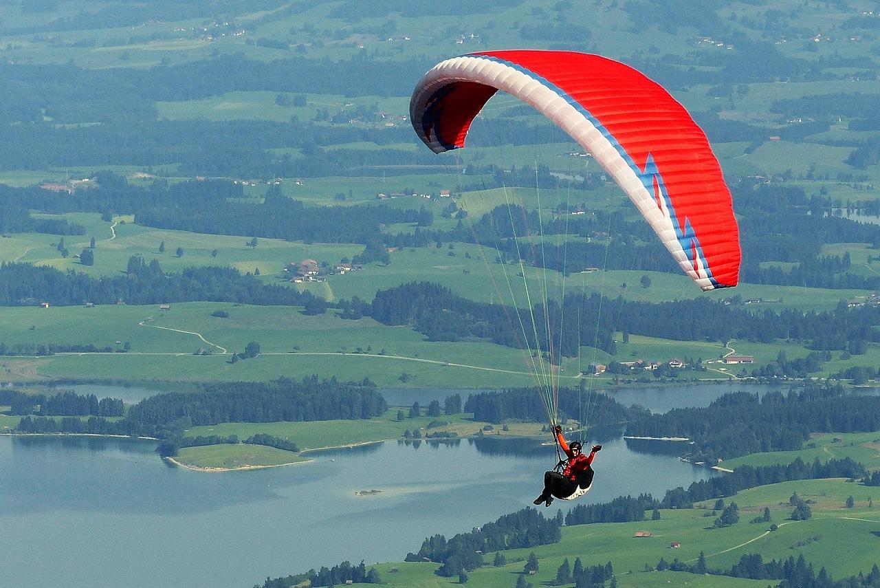 Paraglidista - ilustrační foto