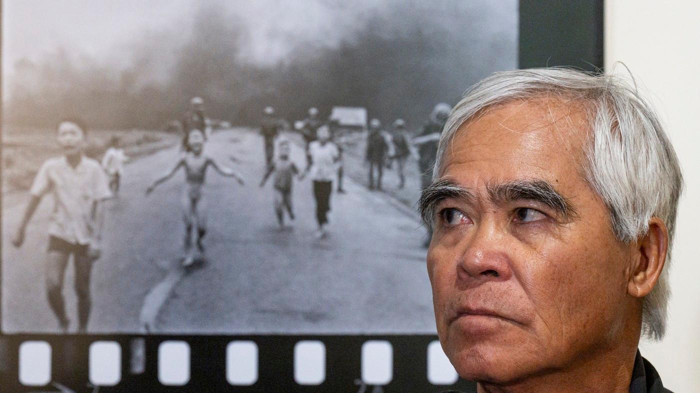 Vietnamsko-americký fotoreportér Nick Ut, který je držitelem prestižní Pulitzerovy ceny za známou fotografii dívky popálené napalmem při válce ve Vietnamu, hovoří o svých snímcích na komentované prohlídce výstavy Memories. Vietnamsko-americký fotoreportér Nick Ut, který je držitelem prestižní Pulitzerovy ceny za známou fotografii dívky popálené napalmem při válce ve Vietnamu, hovoří o svých snímcích na komentované prohlídce výstavy Memories.
