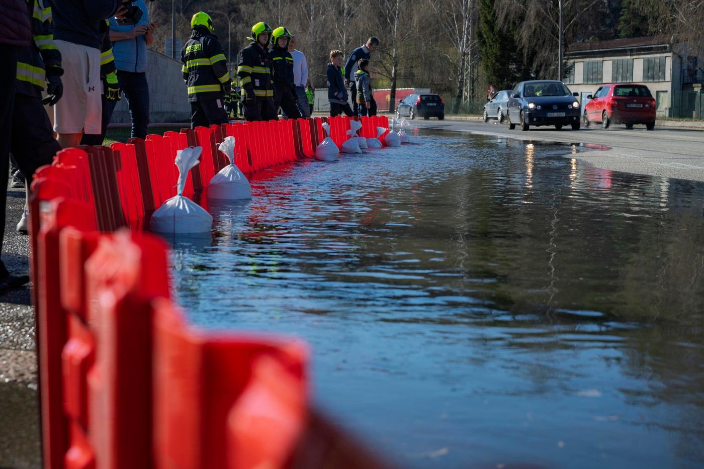 Zkouška protipovodňových zábran s praktickou ukázkou instalace a funkčnosti mobilních plastových zábran, které by mohly v budoucnu nahradit klasické pytle s pískem.