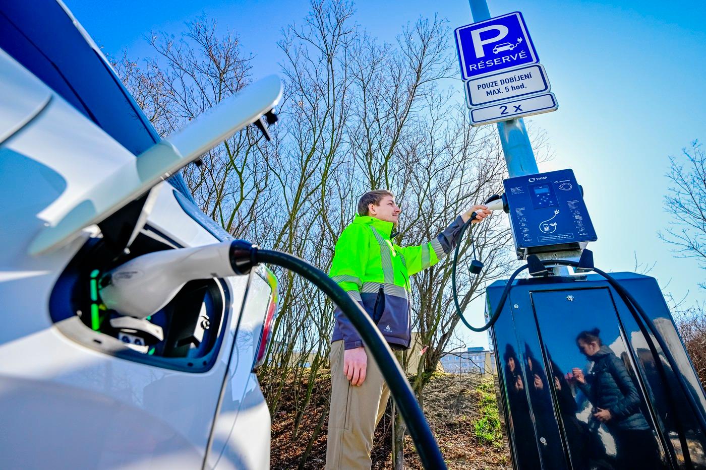 Společnost Technologie hlavního města Prahy (THMP) představila projekt 50 nových dobíjecích stanic pro elektromobily v pražských rezidenčních oblastech, 19. března 2025, Praha-Černý Most.