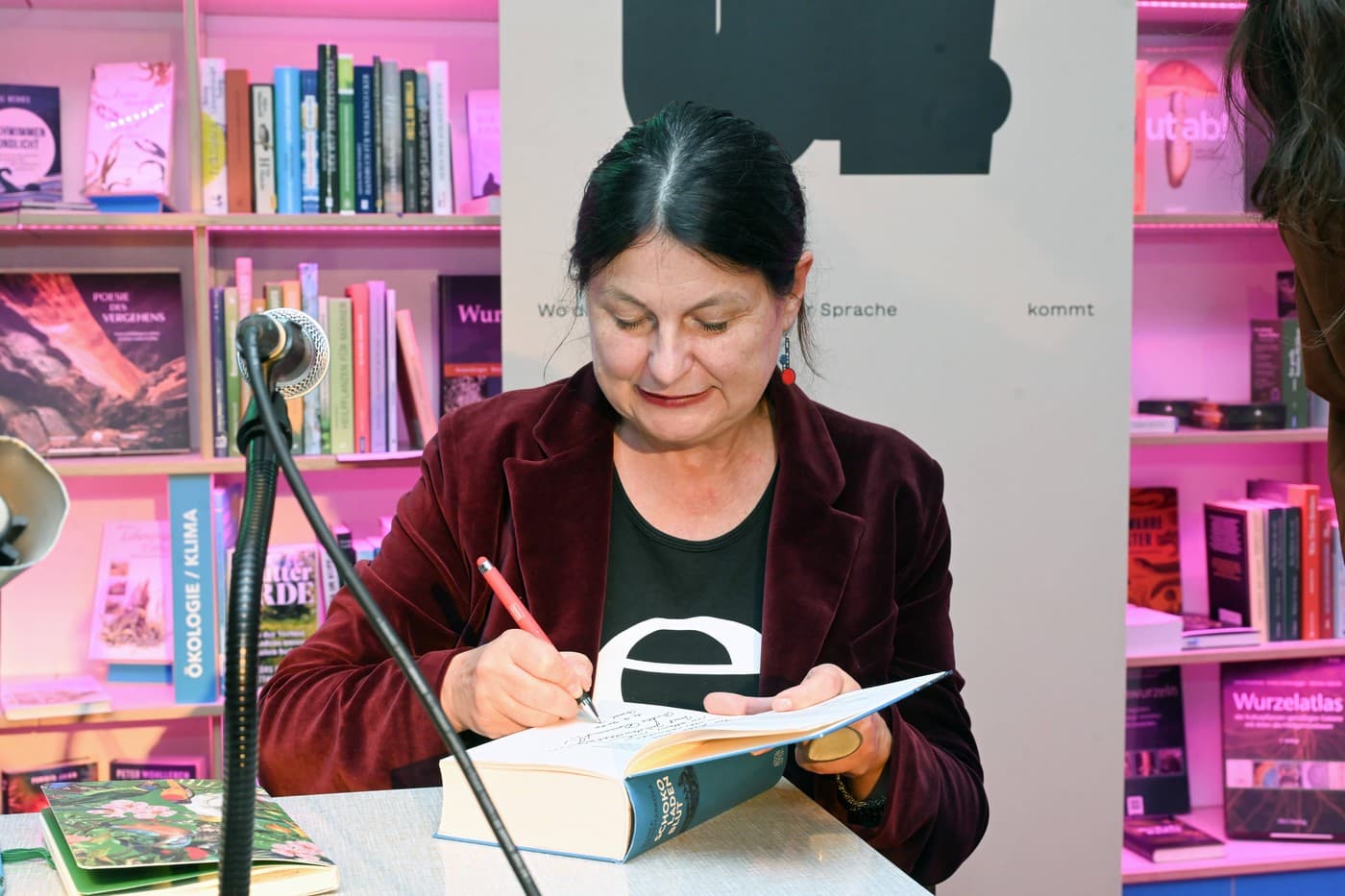 Spisovatelka Radka Denemarkovicová během autogramiády v roce 2026 – v rámci minifestivalu AH0J Literaturfestival – „Česko se přesouvá“ pořádaného kulturní iniciativou Literaturschiff v knihkupectví Kurdirektion v Bad Ischlu Spisovatelka Radka Denemarkovicová během autogramiády v roce 2026 – v rámci minifestivalu AH0J Literaturfestival – „Česko se přesouvá“ pořádaného kulturní iniciativou Literaturschiff v knihkupectví Kurdirektion v Bad Ischlu