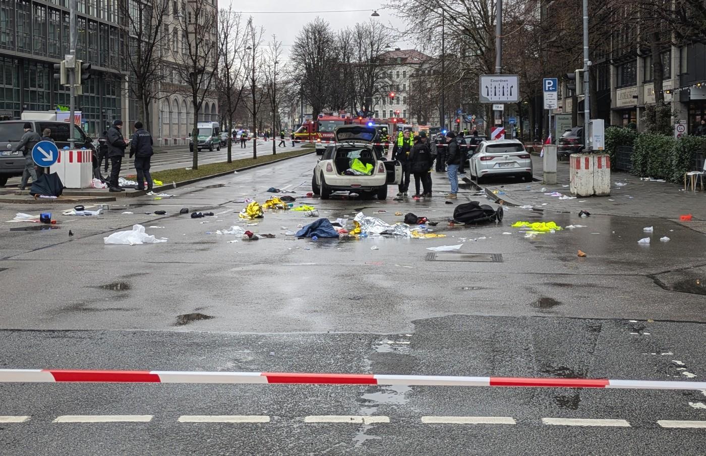 Foto z Mnichova, kde před necelým měsícem rovněž auto najelo do davu lidí. I tady policie řidiče dopadla a zadržela jako v Mannheimu.