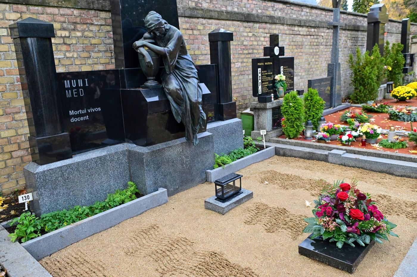 Nově odhalený památník dárcům těl pro výuku a výzkum v Anatomickém ústavu Lékařské fakulty Masarykovy univerzity.