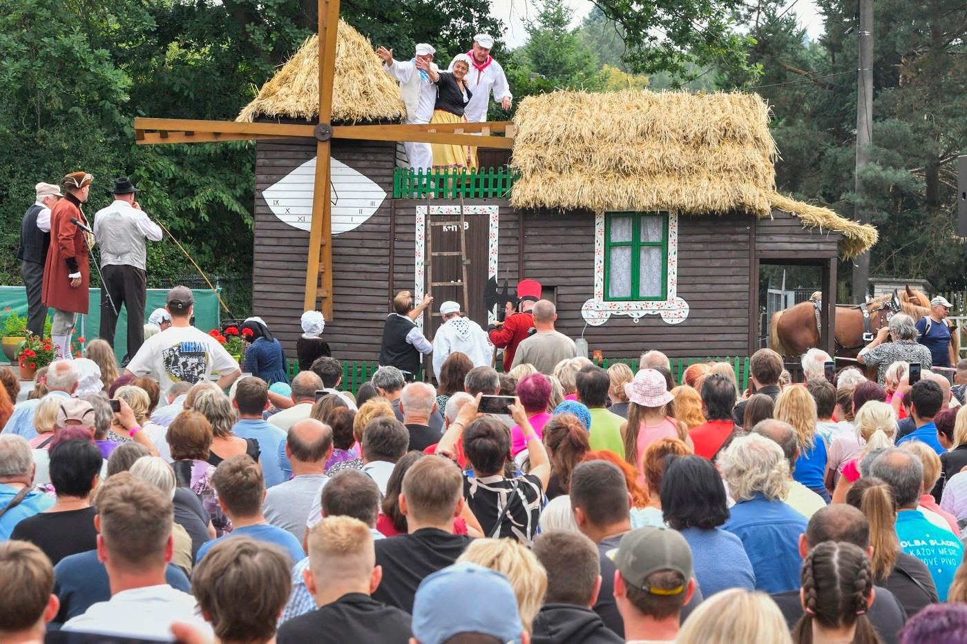 Divadelní představení Přemílání starých bab na mladá děvčata v kolovečském mlýně. Divadelní představení Přemílání starých bab na mladá děvčata v kolovečském mlýně.
