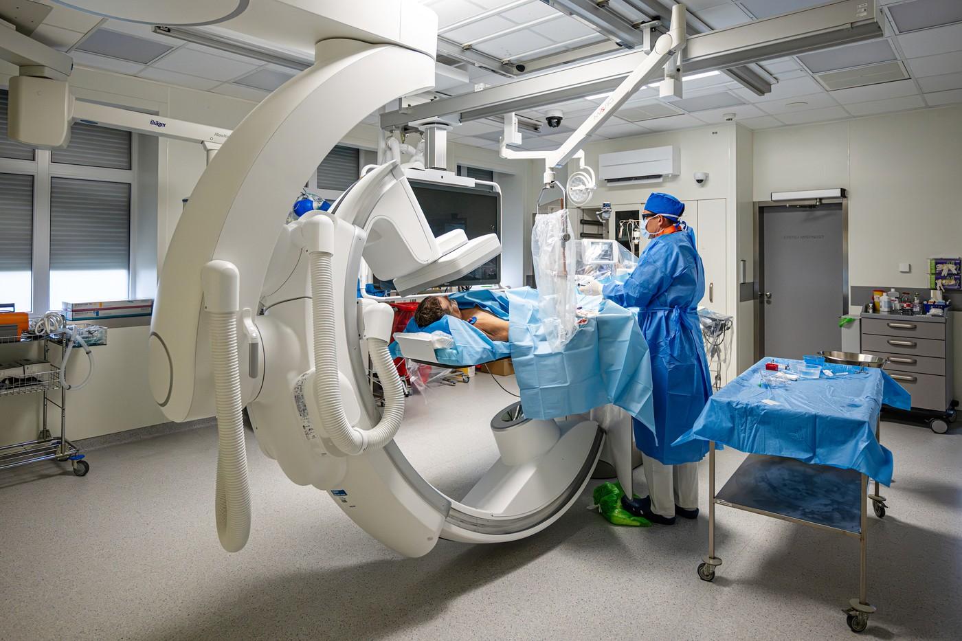  Kardiolog Vojtěch Novotný při zákroku na katetrizačním sále Kardiologického centra AGEL 