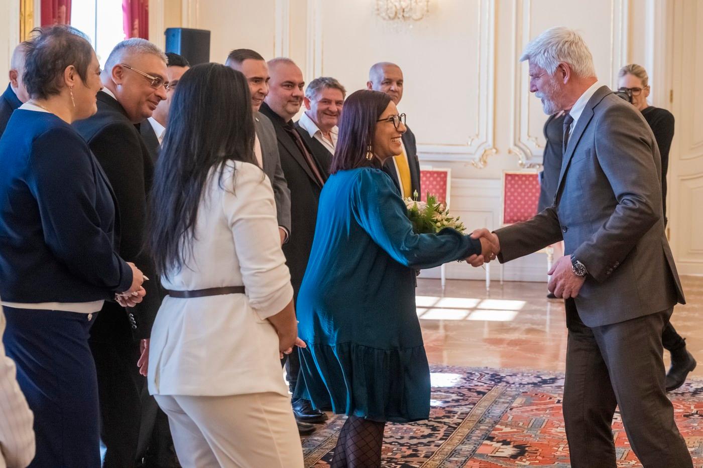 Prezident Petr Pavel (vpravo) přijal představitele romských komunit.