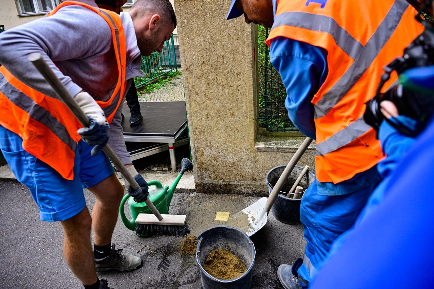 Pietní akt položení kamene zmizelých, takzvaného stolpersteinu, pro publicistu, politika a jednoho z nejdůležitějších hlasů československého exilu Pavla Tigrida.