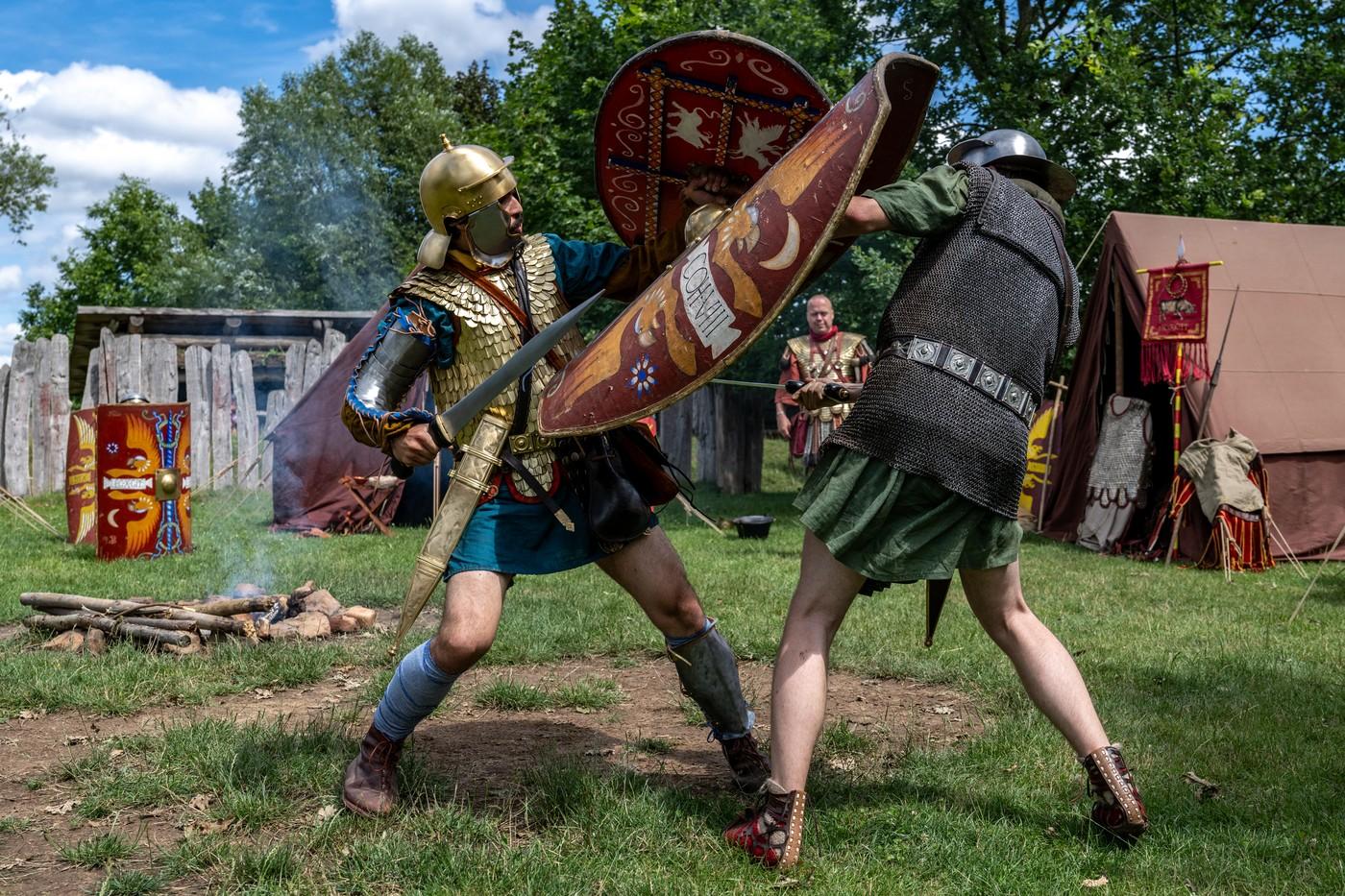 Ukázka římského vojenského tábora v rámci akce Dny živé archeologie, 13. července 2024, Archeopark pravěku Všestary, Hradecko.