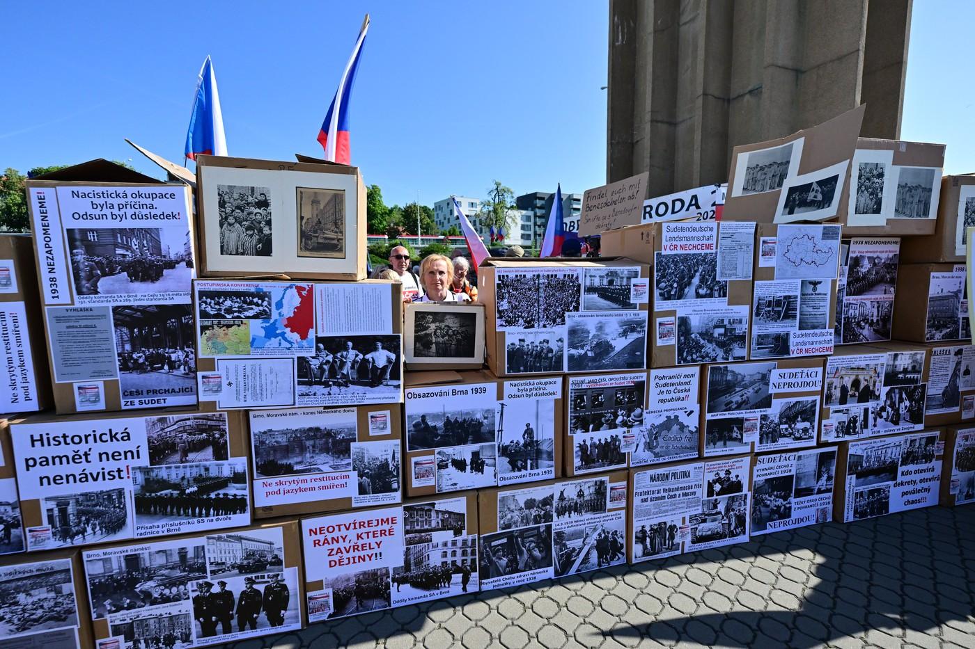 Manifestační happening Němá barikáda k vyjádření nesouhlasu s konáním sjezdu sudetských Němců v Brně