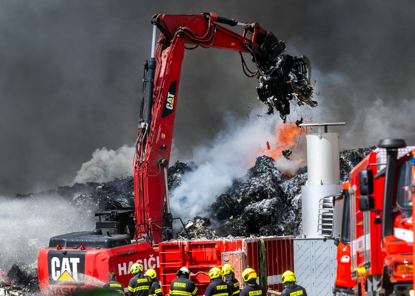 Hasiči zasahují při požáru u Rynholce