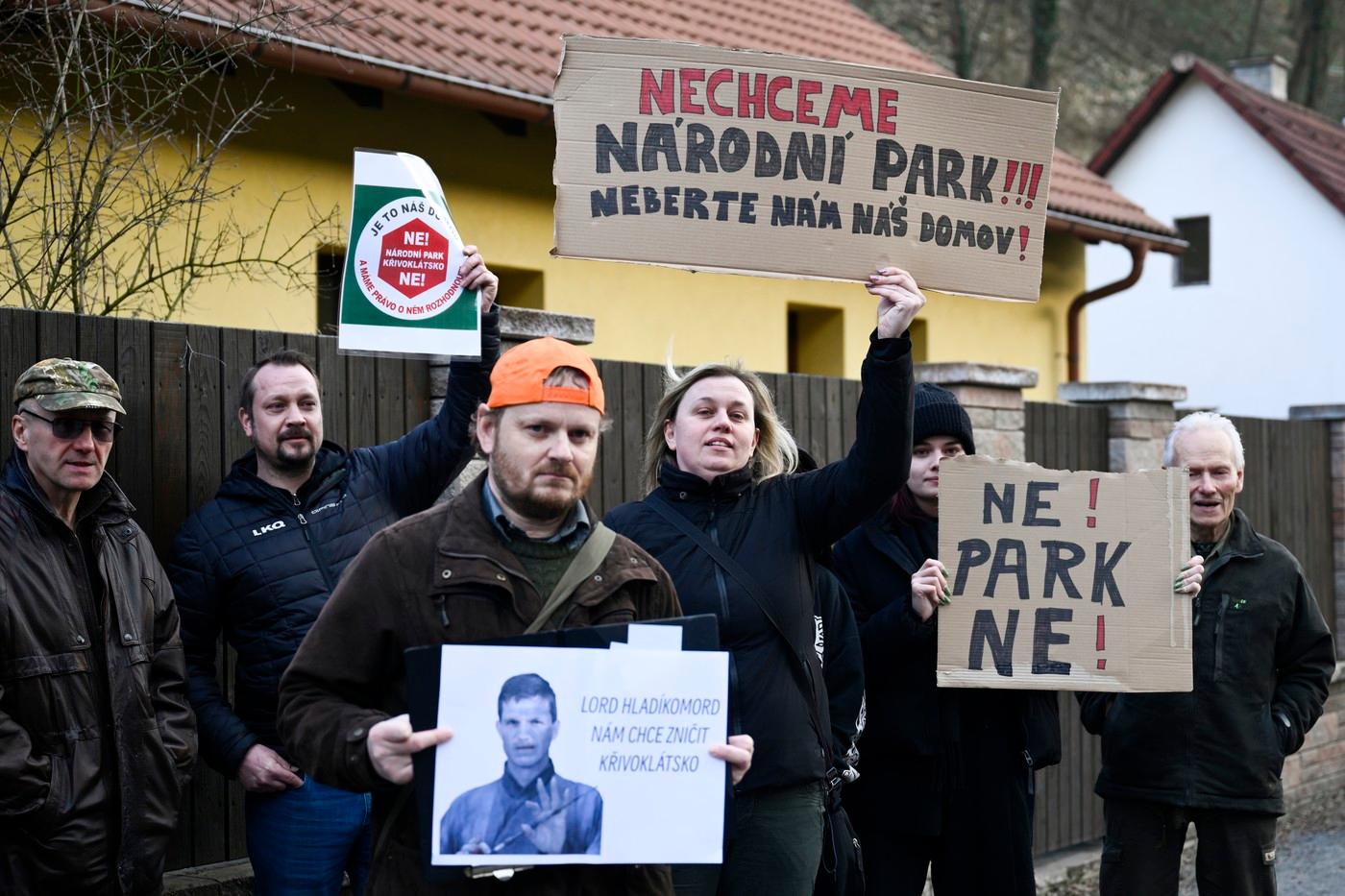 Demonstrující odpůrci Národního parku Křivoklátsko, 6. března 2024 Demonstrující odpůrci Národního parku Křivoklátsko, 6. března 2024