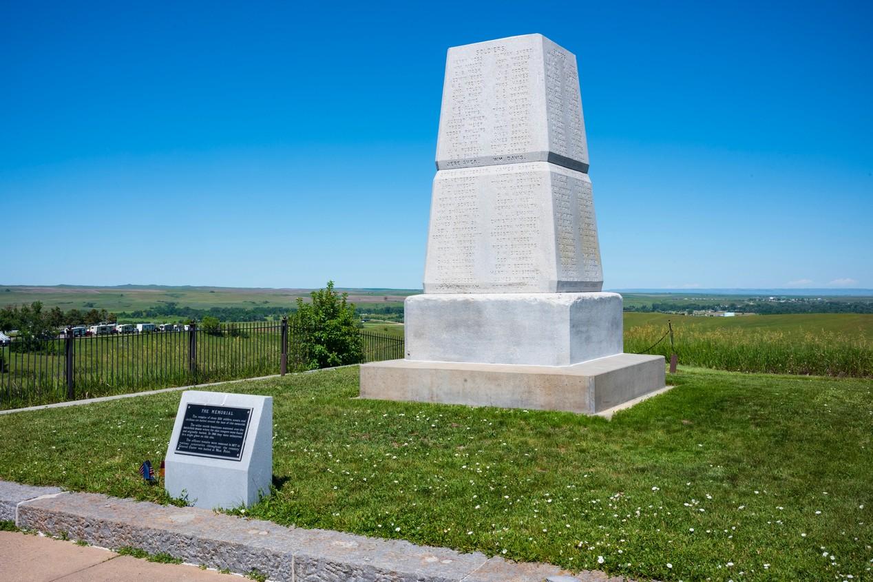Národní památník „Little Bighorn Battlefield“ připomíná 7. jezdecký pluk americké armády a kmeny Lakotů a Šajenů v jedné z posledních ozbrojených snah indiánů o zachování svého způsobu života Národní památník „Little Bighorn Battlefield“ připomíná 7. jezdecký pluk americké armády a kmeny Lakotů a Šajenů v jedné z posledních ozbrojených snah indiánů o zachování svého způsobu života