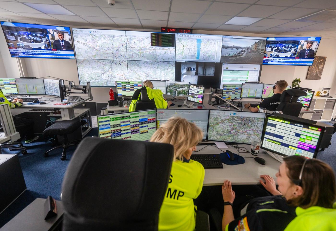 Představení zrekonstruovaného zdravotnického operačního střediska pražské záchranné služby, které prošlo po více jak 25 letech kompletní rekonstrukcí a nyní patří k těm nejmodernějším pracovištím v ČR i Evropě. Představení zrekonstruovaného zdravotnického operačního střediska pražské záchranné služby, které prošlo po více jak 25 letech kompletní rekonstrukcí a nyní patří k těm nejmodernějším pracovištím v ČR i Evropě.