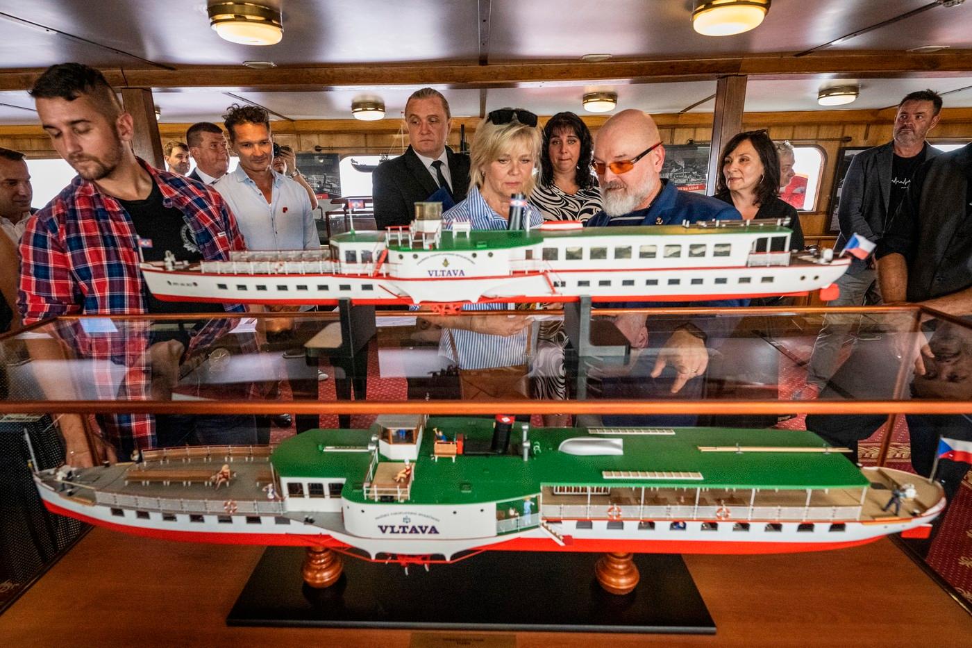 Manželka prezidenta Eva Pavlová (uprostřed) si prohlíží za doprovodu ředitele Pražské paroplavby Pavla Máchy exponáty při otevření prvního Muzea paroplavby v Česku na palubě historického parníku Vyšehrad, 4. září 2025, Praha.