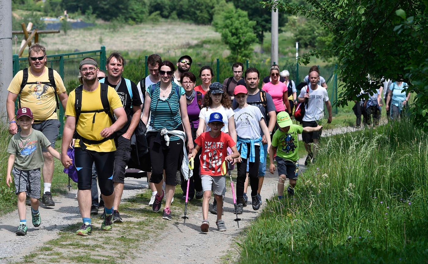 Pochodníci cestou do Prčic