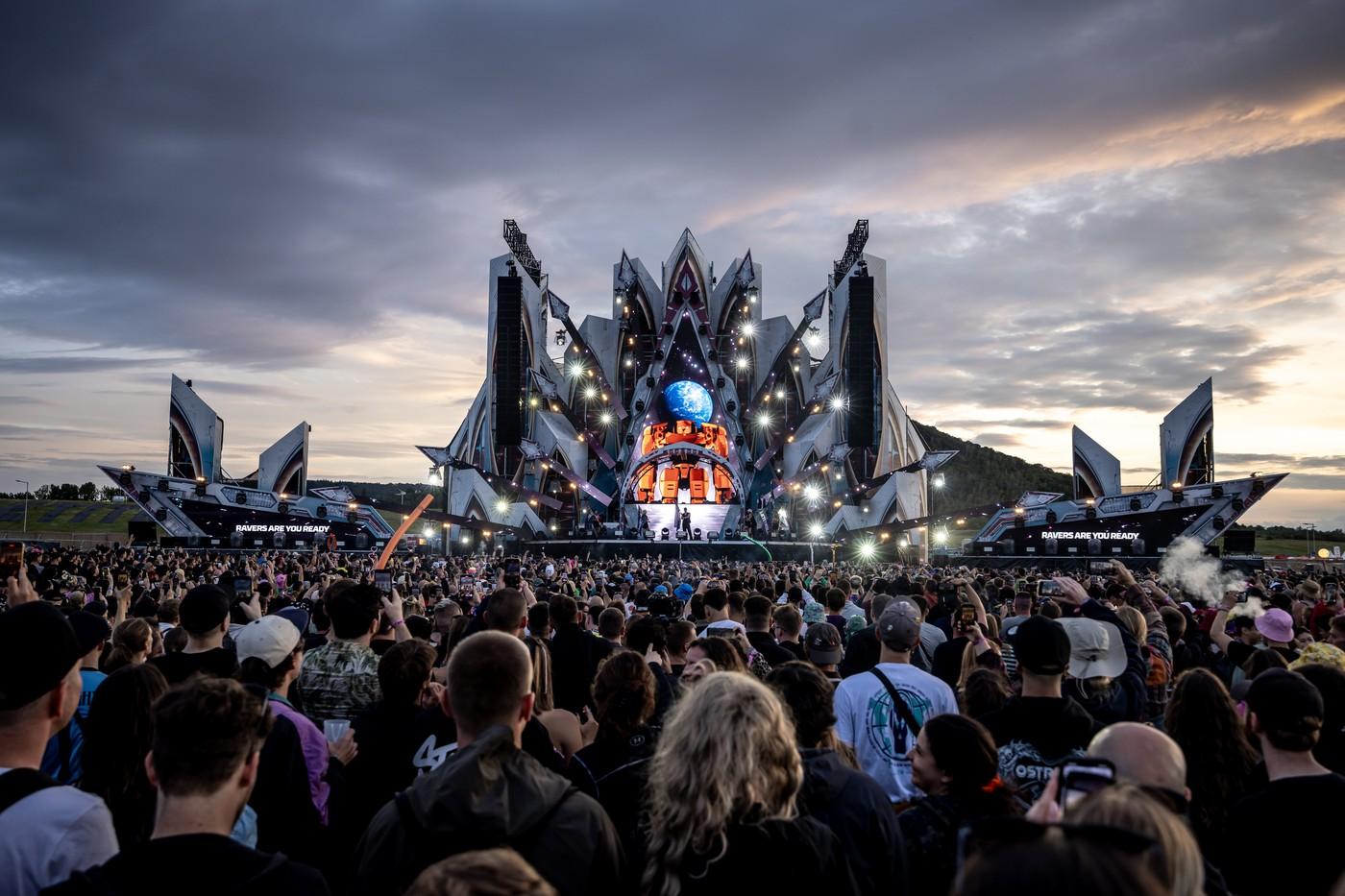 Začal drum & bassový festival Let It Roll 2025 a potrvá do 2. srpna. 31. července 2025, Most.