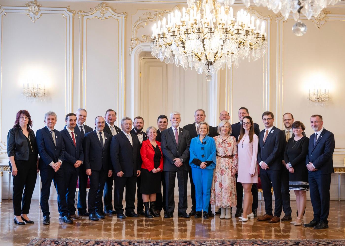 Prezident Petr Pavel (uprostřed) přijal starosty vítězných obcí soutěže Vesnice roku 2024, 4. března 2025, Praha.