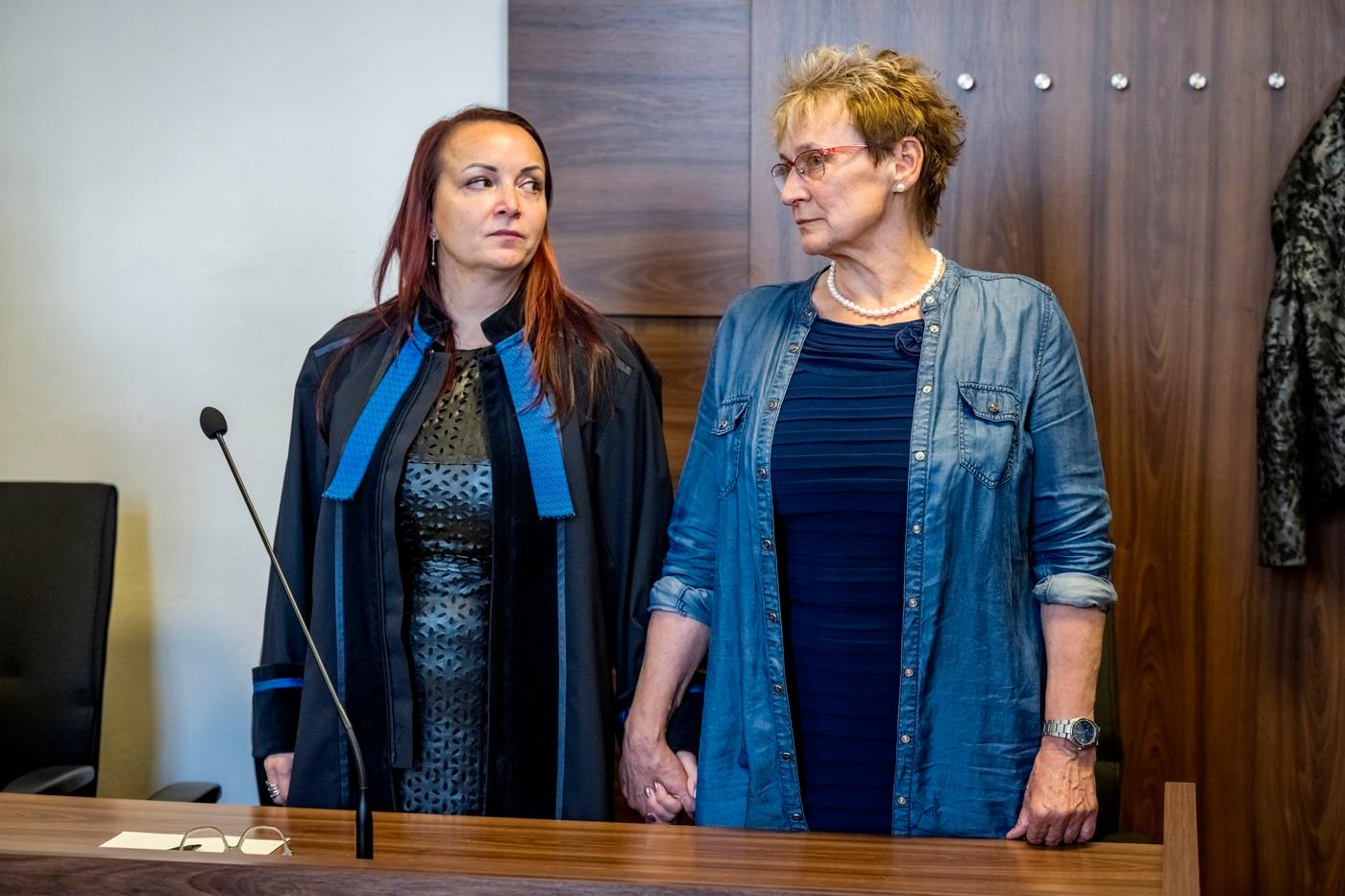 Na snímku vpravo obžalovaná Irena Stejskalová, bývalá vysokoškolská učitelka tělocviku Na snímku vpravo obžalovaná Irena Stejskalová, bývalá vysokoškolská učitelka tělocviku