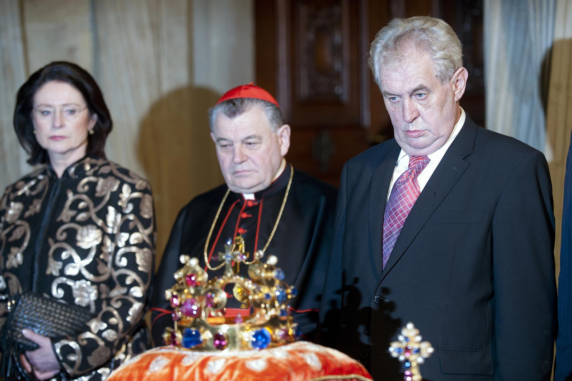 Kardinál Dominik Duka na proslulé fotografii před korunovačními klenoty