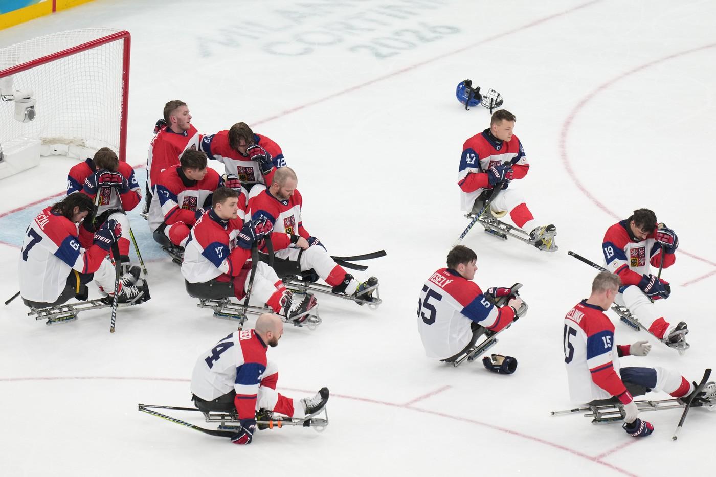 hráči Česka po prohraném hokejovém zápase o bronz s Čínou