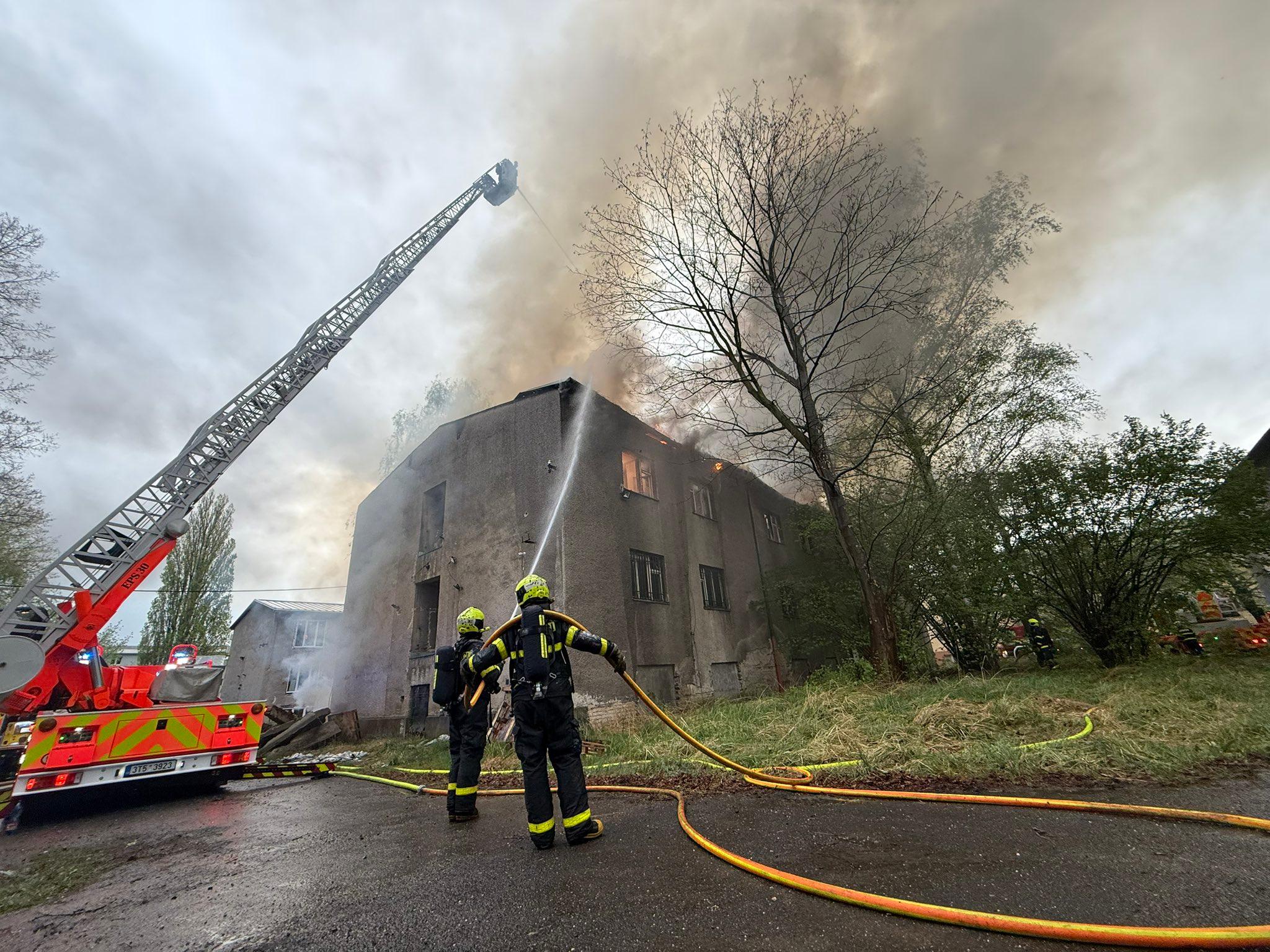 Hasiči likvidují požár neobydlené budovy v Cihelní ulici v centrálním městském obvodu Moravská Ostrava a Přívoz, 18. dubna 2025. Hasiči likvidují požár neobydlené budovy v Cihelní ulici v centrálním městském obvodu Moravská Ostrava a Přívoz, 18. dubna 2025.