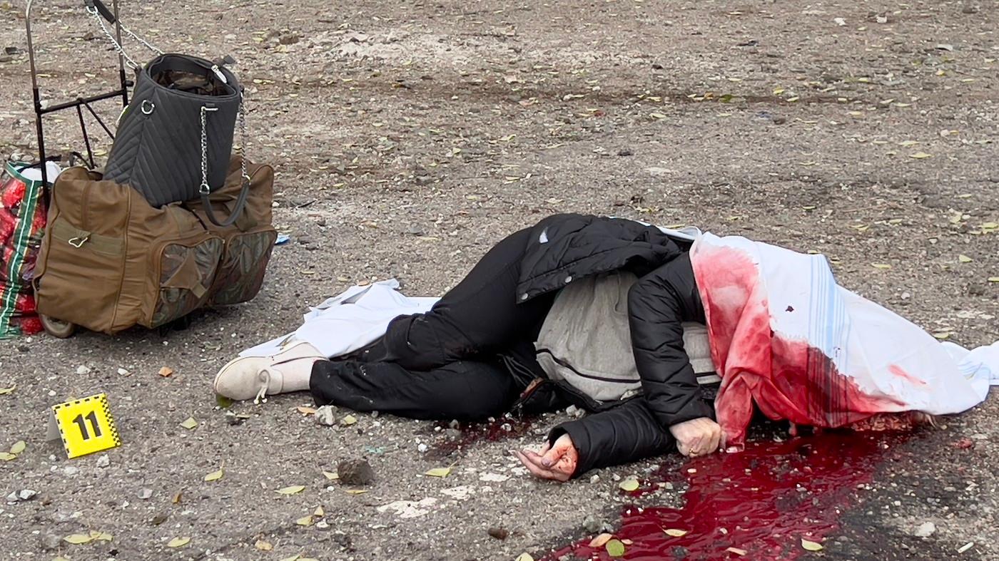 Mezi předanými těly mrtvých Ukrajinců nejsou jen vojáci, ale i civilisté. Tato fotografie ukazuje následky ruského útoku na evakuační kolonu poblíž Záporoží na Ukrajině