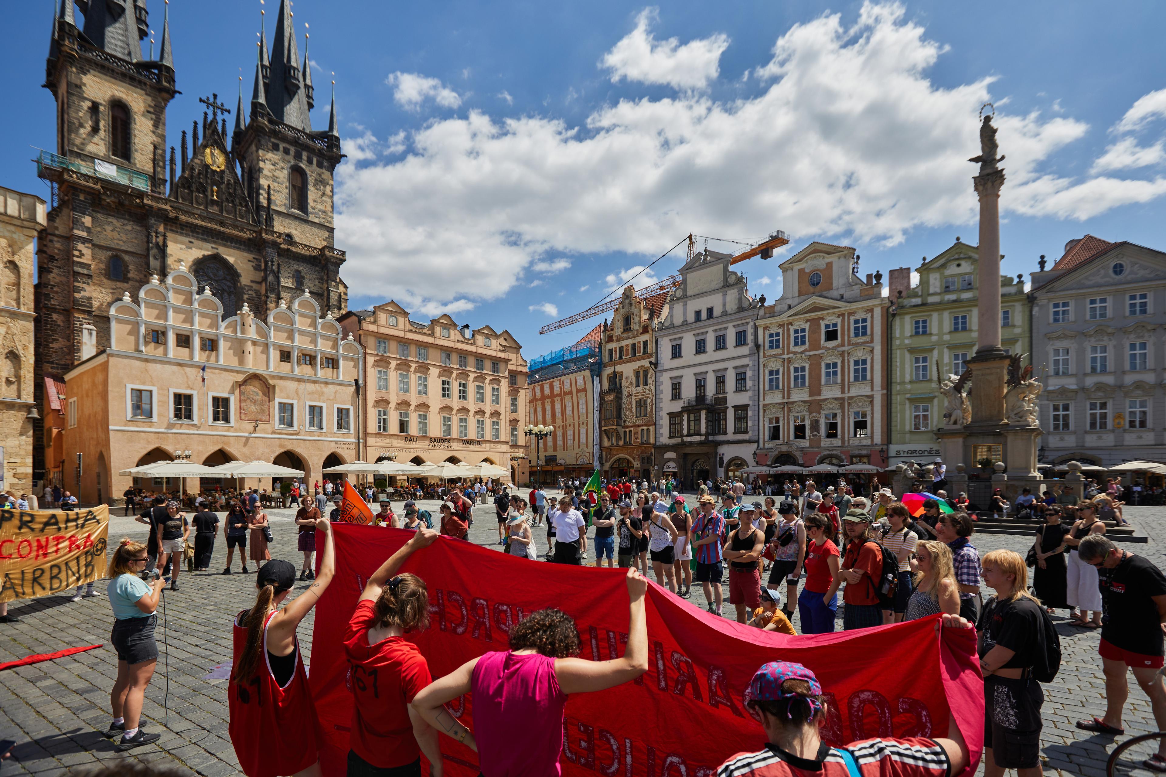 Demonstrace a happening proti masovému turismu, 28. června 2025, Praha. Několik desítek demonstrantů na Staroměstském náměstí protestovalo proti masovému turismu. Kritizovali, že turismus vyvíjí tlak na ceny bydlení. Akci pořádala organizace Kolektiv 115 a měla podobu fotbalového utkání mezi týmem Prahy a Airbnb. Demonstrace a happening proti masovému turismu, 28. června 2025, Praha. Několik desítek demonstrantů na Staroměstském náměstí protestovalo proti masovému turismu. Kritizovali, že turismus vyvíjí tlak na ceny bydlení. Akci pořádala organizace Kolektiv 115 a měla podobu fotbalového utkání mezi týmem Prahy a Airbnb.